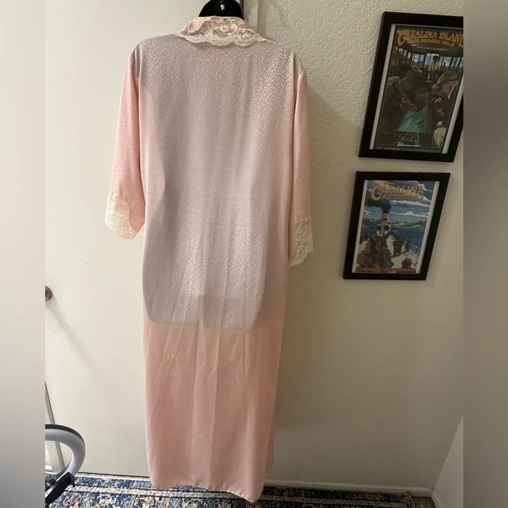 1980s Pretty Pink and Lace Robe Size Petite‎ - Excellent Condition